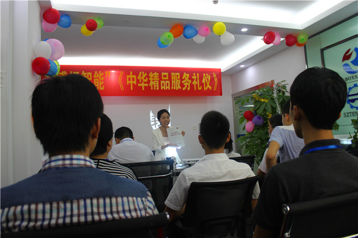 課程現(xiàn)場(chǎng)，學(xué)員們正在聚精會(huì)神的聽(tīng)課