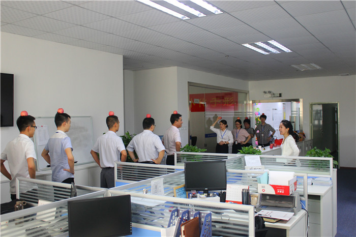 全體學(xué)員在訓(xùn)練走步--頭頂蘋(píng)果